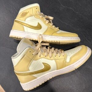 PRACTICALLY NEW AIR JORDAN 1